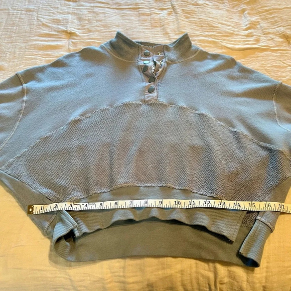 Urban Outfitters BDG Cropped Sweater  - Oversized Small - Like new condition - Picture 4 of 6